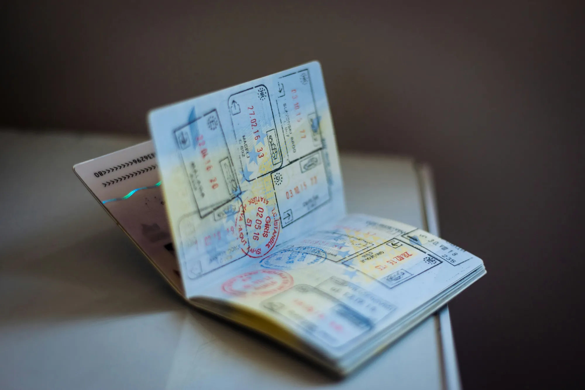 جواز سفر ونسخة من تأشيرة العمرة وشهادة تطعيم وهاتف يظهر عليه تطبيق نُسُك معدّة للسفر